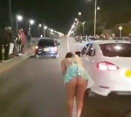 Safadinha amadora exibe a calcinha em corrida de carro enquanto é filmada