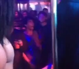 Stripper e cliente arrebentam em cena lésbica quente na boate de floripa