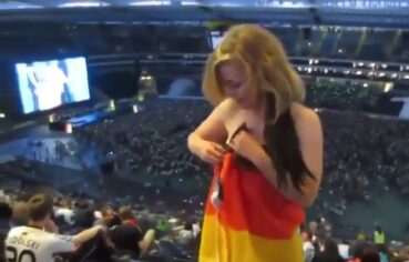 Alemã peladinha se exibindo no estádio da Copa do Mundo 2018
