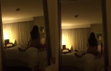 Amadora gostosa quicando forte na pica do parceiro filmada pelo espelho