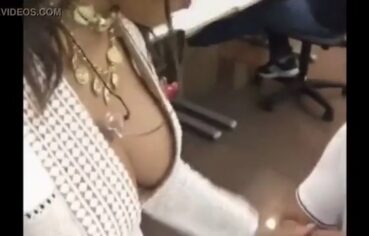 Anitta exibindo os peitos duros e o decotão no Snapchat