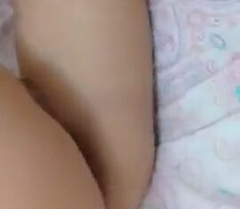 Anny Fernandez fazendo footjob gostoso e ganhando gozada nos pés