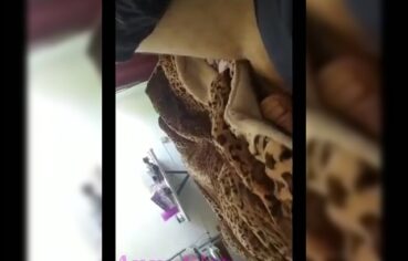 Anny ninfeta chupando gostoso embaixo das cobertas e gemendo de prazer