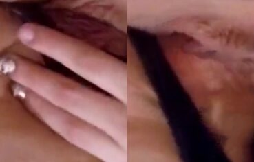 Ariana safada tocando siririca gostosa de máscara em vídeo caseiro