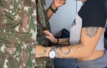 Barbara brasileira mamando gostoso e dando de quatro pro soldado