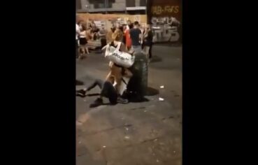 Bêbada safada arreganhada recebendo chupada gostosa na rua de Nápoles