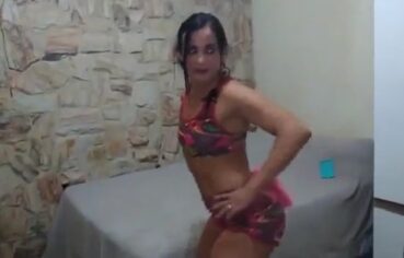 Bianca Naldy rebolando sensual e sentando forte na rola do namorado