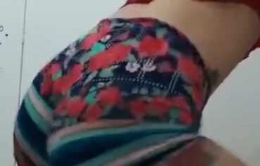 Bruna tatuada rebolando gostoso no funk com rabeta em destaque