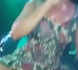 Cantora de axé devassa sentando na cara do fã com vestido safado