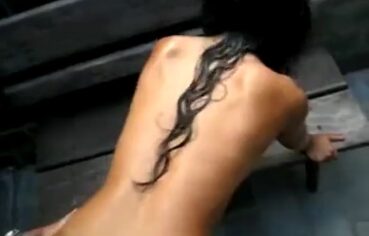 Carioca safado metendo forte na morena cavala atrás da casa no motel