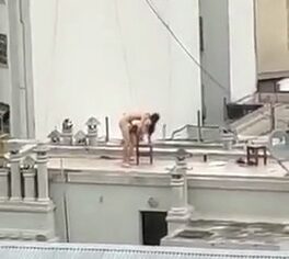 Casada fogosa dando o rabo na laje com o marido enquanto os vizinhos assistem