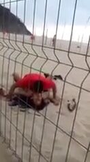 Casada fogosa rebolando no pau do marido na praia do Rio em plena luz do dia
