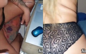 Casada fogosa se exibindo nua enquanto manda nudez pelo notebook e chupa o corno com tesão