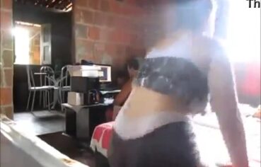Casada safada dançando funk e gemendo de tesão enquanto o corno joga