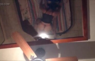Casal safado fazendo 69 no motel e filmando tudo pelo espelho
