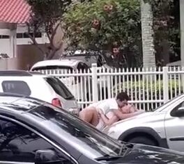 Casal safado fodendo no capô do carro depois da festa