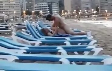 Casal safado transando na praia sob olhares curiosos