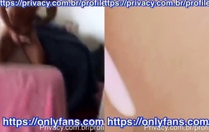 Charlotte Vih empinando o rabo e rebolando forte no pau do amigo até gemer alto