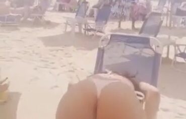 Cíntia cavala rebolando gostoso na praia com o biquíni caindo