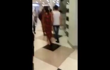 Corninho raivoso surpreende pastor metendo porrada no shopping