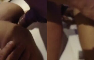 Corno de Mossoró abrindo a xota da esposa para amante meter enquanto grava