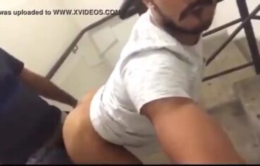 Coroa tarado dando o cu nas escadas do prédio enquanto leva gozada