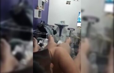 Cris Amadora exibindo o corpo pelada antes de mamar de bruços