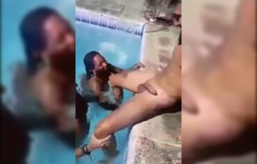 Duas coroas safadas chupando novinho na piscina até gozar