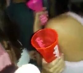 Duas magrinhas safadas bebadas na balada sendo comidas por tarados