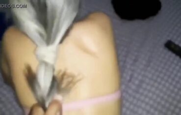 Esposa bunduda de quatro gemendo alto enquanto o marido mete com força