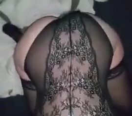 Esposa safada abrindo a bundinha para o marido meter a rola no anal