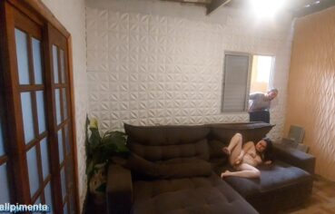 Esposa safada cavalgando o vizinho no sofá até gozar alto