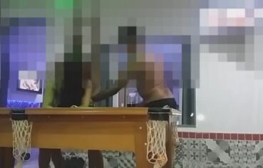 Esposa safada dando o cu pro amante na mesa de sinuca