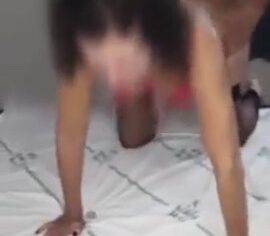 Esposa safada de lingerie vermelha levando de quatro do amante enquanto corninho grava