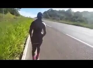 Esposa safada exibindo o corpo na rodovia para motoqueira e corninho filmando tudo
