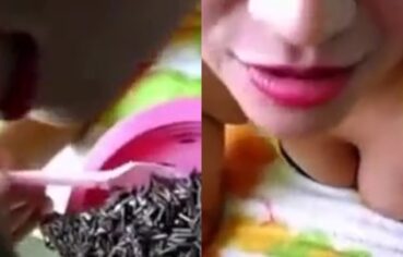 Esposa safada lambendo porra do marido no bolo de chocolate quentinho