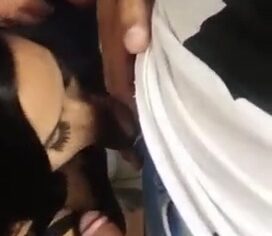 Evelyn Buarque chupando três paus nos bastidores até engolir porra