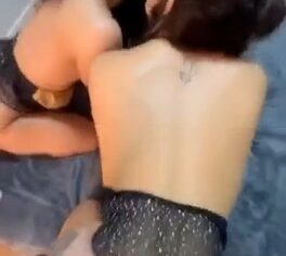 Gabriela Sanches rebolando no pau grosso do japonês em um ménage quente