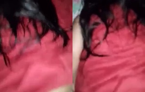 Garota de programa gostosa sendo comida na sala de casa enquanto gemia de prazer