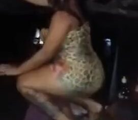 Gordinha de Belém rebolando gostoso no barzinho enquanto é filmada