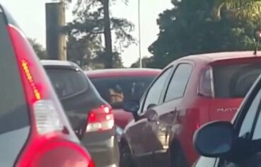 Gostosa do CEUB metendo no carro da faculdade e gemendo alto