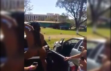 Gostosa pelada dançando sensual na festa de Barretos até o pau subir