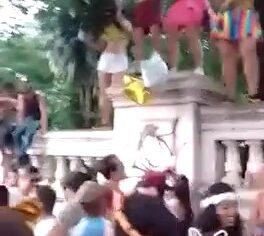 Gostosa safada exibindo os peitos no meio da rua do Carnaval de BH