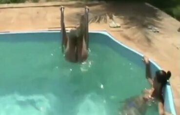 Gostosas exibindo rabetas e sensualizando na piscina em Rio das Ostras