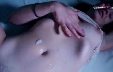 Hannah deliciosa chupando a rola do parceiro até levar gozada