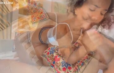 Izadora Lina chupando com vontade e dando o cu de ladinho no sofá