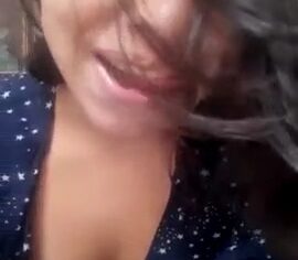 Jordana Flores morena deliciosa masturbando o cuzinho molhado
