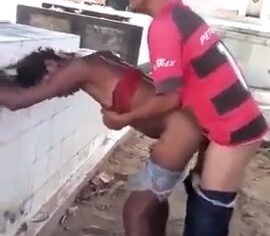 Jovem safada na orgia escolar sentando e chupando vários ao mesmo tempo