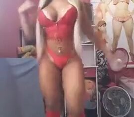 Karina de mamãe noel se masturbando gemendo alto na cama