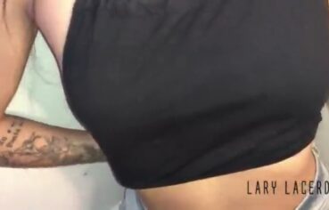 Lary branquinha mamando com gosto e engolindo até a última gota